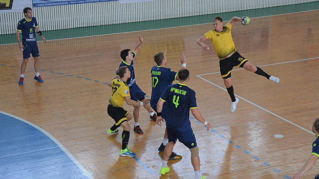 13 мячей Отрезова помогли «Виктору» обыграть «Каустик» в ЧР по гандболу