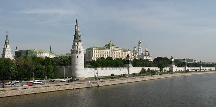 Бизнесмен из Москвы просит перекрасить Кремль в белый