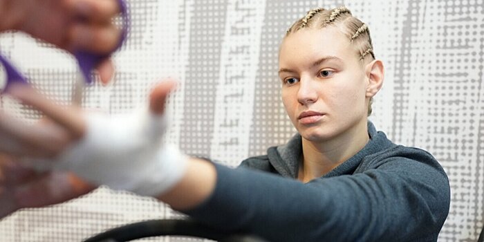 Боец UFC Дудакова назвала свои показатели в жиме лежа и становой тяге
