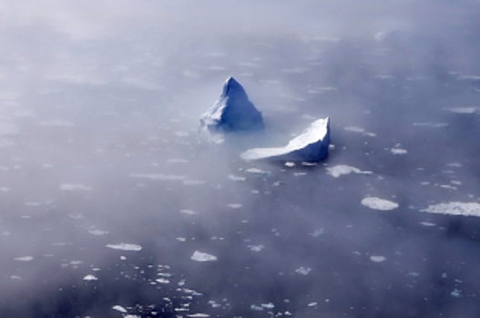 В ледяной каток превратила улицу авария на водоводе в Новосибирске
