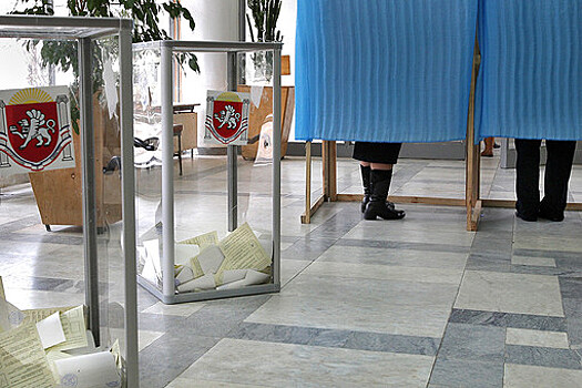 Голосование на референдуме о статусе Крыма на одном из избирательных участков Симферополя