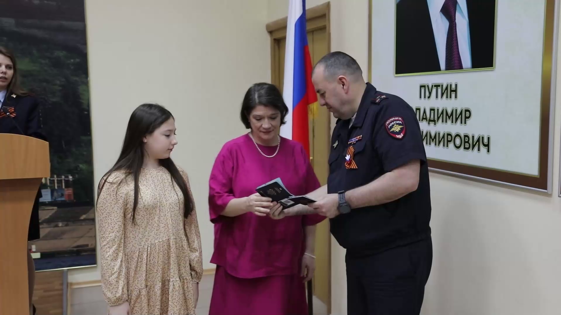 Ирина Волк: Нижегородские полицейские выдали разрешения на временное проживание в Российской Федерации 14-ти иностранцам