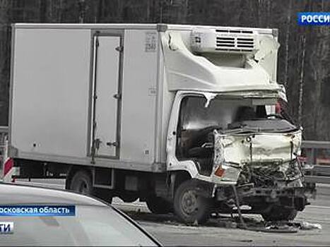 Серьезное ДТП на Киевском шоссе: столкнулись два грузовика
