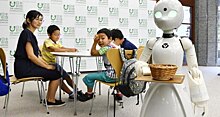 Роботы-официанты, управляемые людьми с ограниченными возможностями