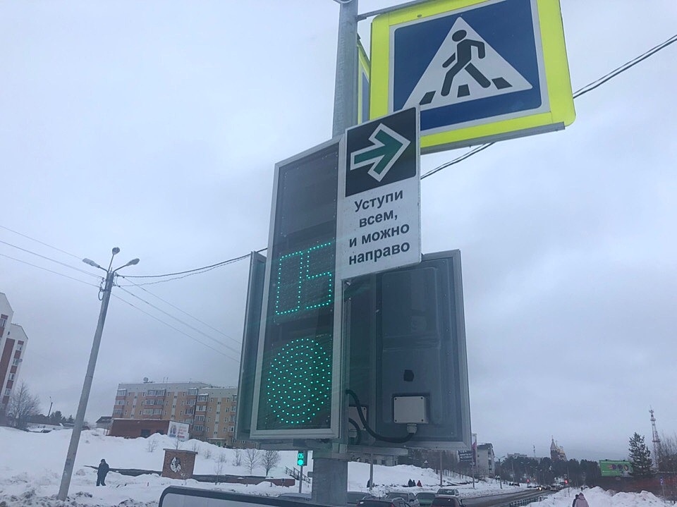Водителям в Ноябрьске разрешили поворачивать направо на «красный» сигнал светофора
