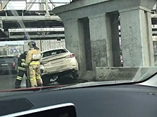 Mazda повисла на ограждении: четыре машины столкнулись под мостами в Ленинском районе