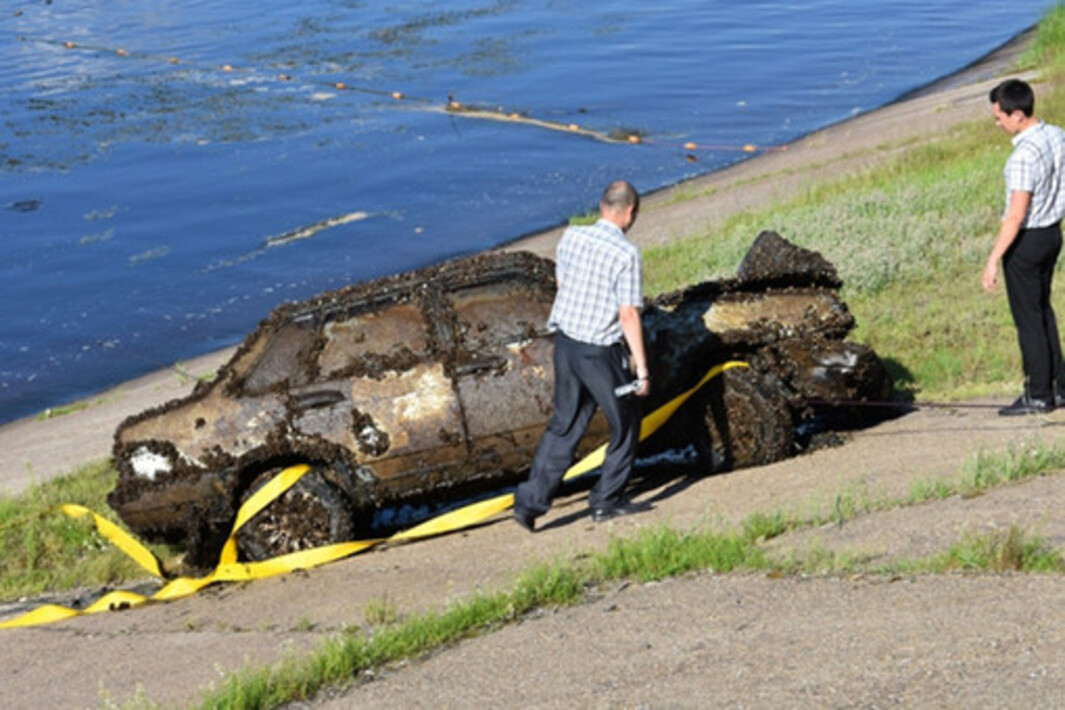 Поднятые со дна корабли. Со дна вытаскивает. Ваз 21099 со дна волги. Баркас со дна достань. Со дна вытаскивает.