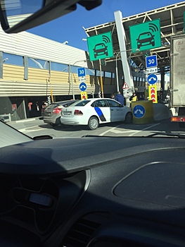 Две легковушки заблокировали один из съездов ЗСД в Петербурге