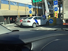 Две легковушки заблокировали один из съездов ЗСД в Петербурге