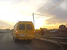 Водитель маршрутки остановился на мосту чтобы посадить пассажира
