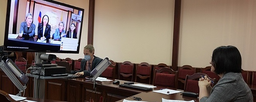 Женщины-депутаты ПФО встретились на площадке Заксобрания Кировской области