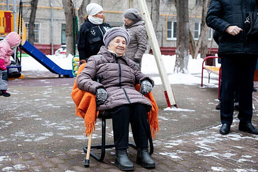 В Москве юнармейцы устроили парад во дворе дома в честь 102-го дня рождения ветерана ВОВ