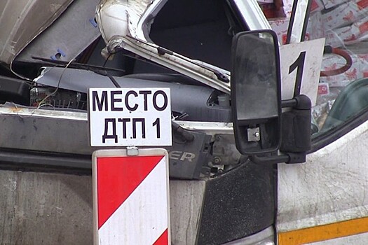 Водитель автомобиля, рухнувшего на поезд в Подмосковье, не пострадал