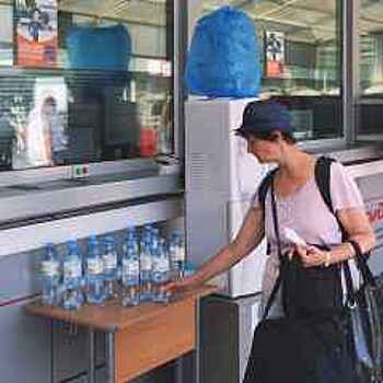 Пассажирам на 11 станциях МЦК начали раздавать воду из-за жары