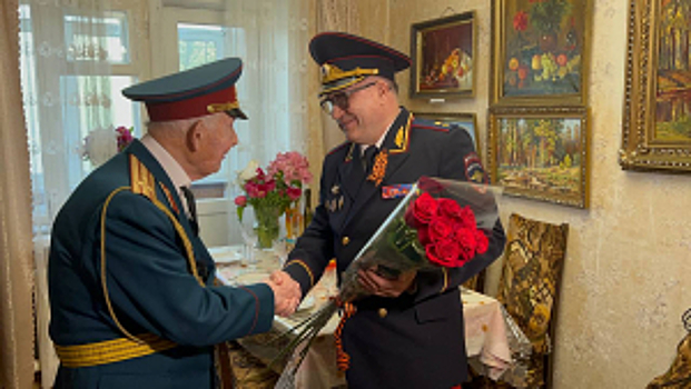 Министр внутренних дел по Республике Крым поздравил ветеранов с наступающим Днем Великой Победы