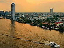 В Таиланде 20 туристов прыгнули в море из-за пожара на моторной лодке