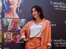Актриса Алика Смехова снялась с 17-летним сыном Макаром у новогодней елки