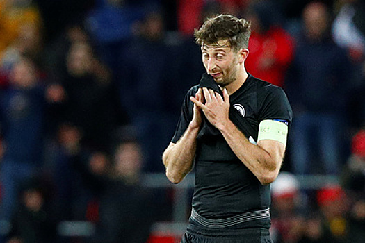 Футболист сбил с ног тренера команды соперника