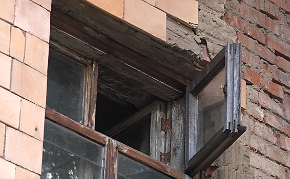 Фасад 63‐летнего дома в Лобне несет угрозу всем жителям и проходящим мимо людям