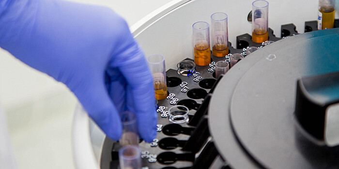 Главные новости за ночь: «омикрон» ВА.4 в России, продажа скрипки Страдивари «да Винчи» и бесплатная парковка в Москве