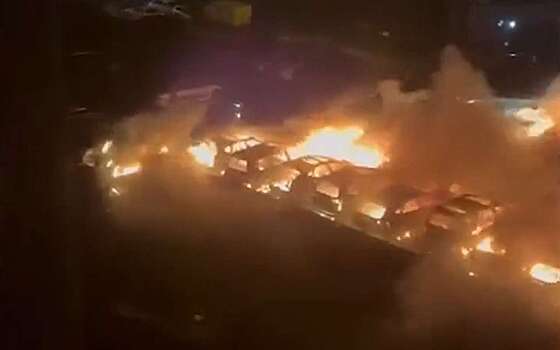 Во Владивостоке за ночь во дворе сгорели 22 машины. Очевидцы сняли пожар на видео