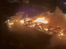 Во Владивостоке за ночь во дворе сгорели 22 машины. Очевидцы сняли пожар на видео
