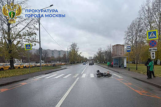 В Москве курьер на электромопеде влетел в пожилую женщину на переходе