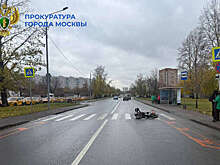 В Москве курьер на электромопеде влетел в пожилую женщину на переходе