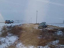 В Омской области автомобиль с пассажирами улетел в кювет и перевернулся — один человек погиб