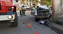 В Полесске водитель Mercedes врезался в стену дома, пострадали двое (видео)