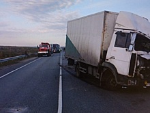 На Тюменском тракте столкнулись два грузовика и микроавтобус