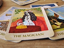 Психолог объяснил попыткой «обезопасить себя» тягу россиян к гаданию на таро