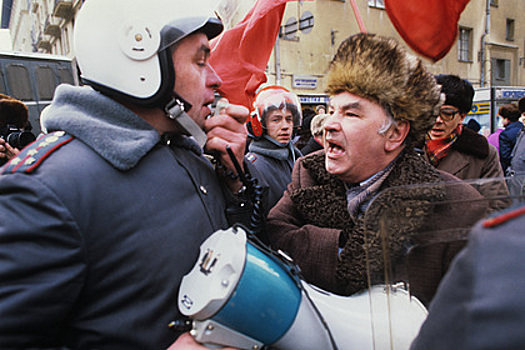 «Это не мягкотелый Горбачев» 30 лет назад ветераны вышли на митинг против Ельцина. ОМОН ответил дубинками