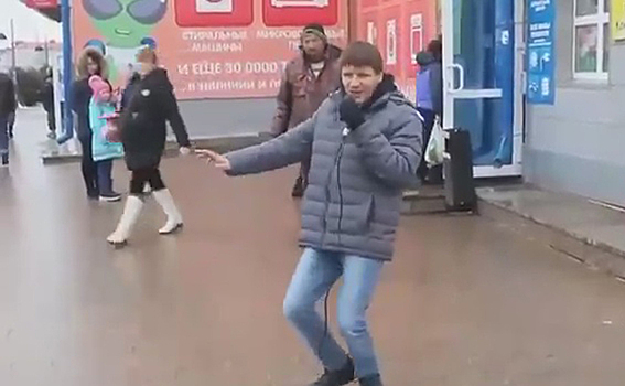 Уличный певец взорвал тишину на рынке Новосибирска