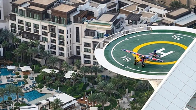 Пилот Red Bull посадил самолёт на вертолётную площадку отеля Бурж Аль Араб