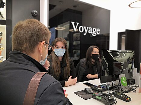 Продавцы в торговых центрах Курска соблюдают масочный режим