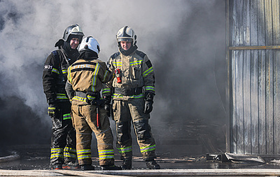 Площадь пожара в цехе в Иркутске увеличилась до 4 800 кв. м