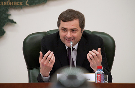 Экс-советник администрации президента обвинил Суркова в плагиате путинизма