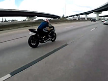 Мотоциклист едва не упал со спортбайка на скорости 209 км/ч - видео