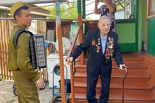 В Астраханской области фронтовика поздравили с Днем Победы сиренью и песнями