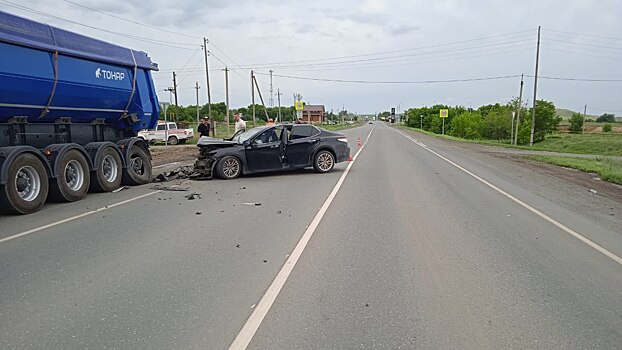 В Кувандыкском ГО пьяный водитель протаранил стоящий на обочине грузовик