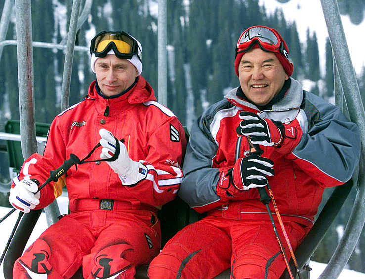  Президенты России и Казахстана Владимир Путин и Нурсултан Назарбаев во время отдыха на горнолыжном курорте Чимбулак в Казахстане по окончании неформального саммита СНГ, 2002 год