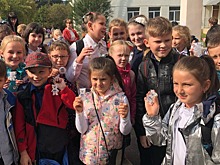 Тысячу брелоков-светоотражателей подарили школьникам Вологды