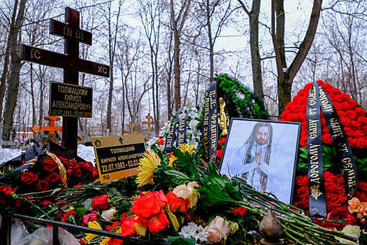Фанаты принесли цветы на могилу Децла в четвертую годовщину смерти рэпера