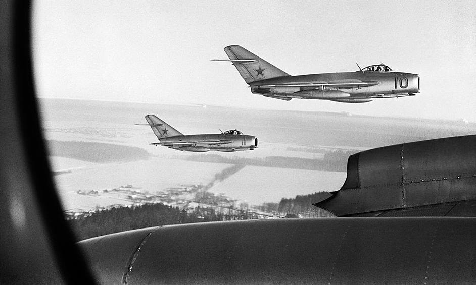 Советские реактивные истребители МиГ-15 в полете, 1963 год
