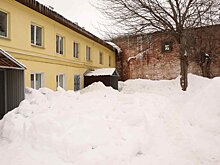 Из-за нечищеного всю зиму снега в крыше дома на Московской,8А появилась дыра