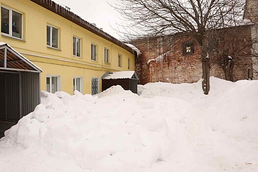 Из-за нечищеного всю зиму снега в крыше дома на Московской,8А появилась дыра