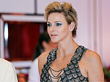 Роскошная! Княгиня Шарлен в платье Versace на 70th Red Cross Gala в Монако