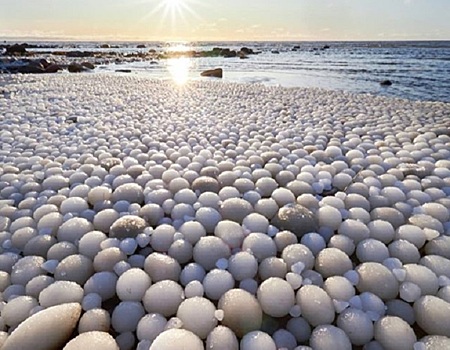 Странные «ледяные яйца» усеяли берег Балтийского моря