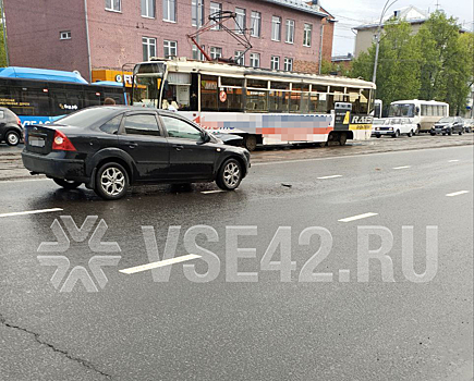 Машины перегородили трамвайные пути после ДТП в центре Кемерова